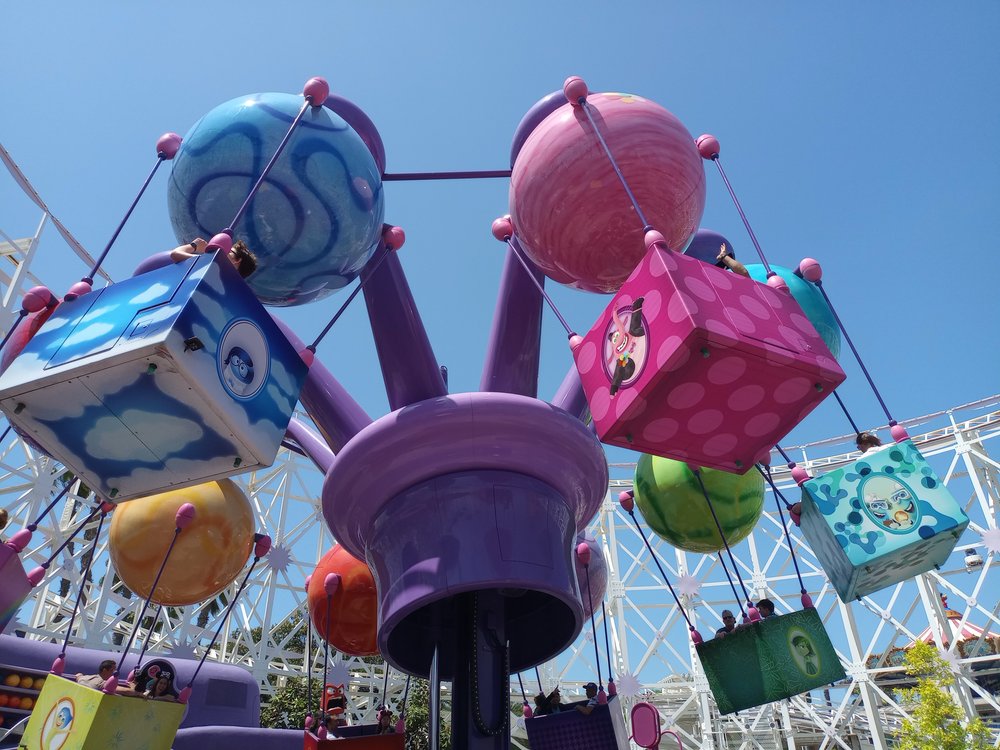 ¿Qué juegos hay para niños en Disneyland California?