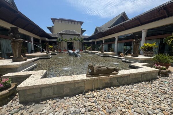 Universal loews royal pacific resort area